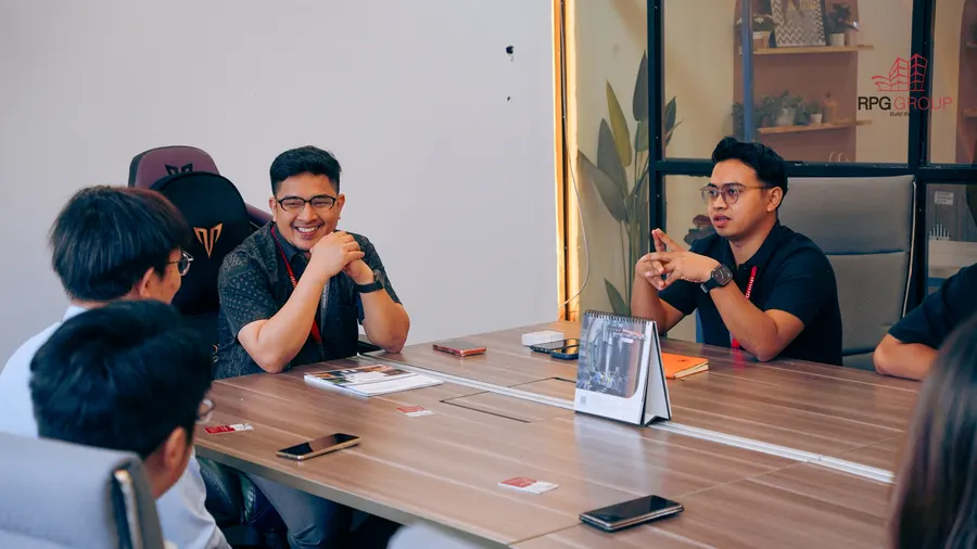 RPG Group and LV TOPSUN teams in discussion around the boardroom table